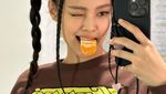 Jennie BLACKPINK Seru Kulineran, Ini Momennya Saat Ngopi dan Makan Burger