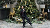 Nuansa Natal sudah terasa di mana-mana. Jennie juga mengunggah fotonya sedang menikmati es kopi di depan pohon Natal. Foto: Instagram