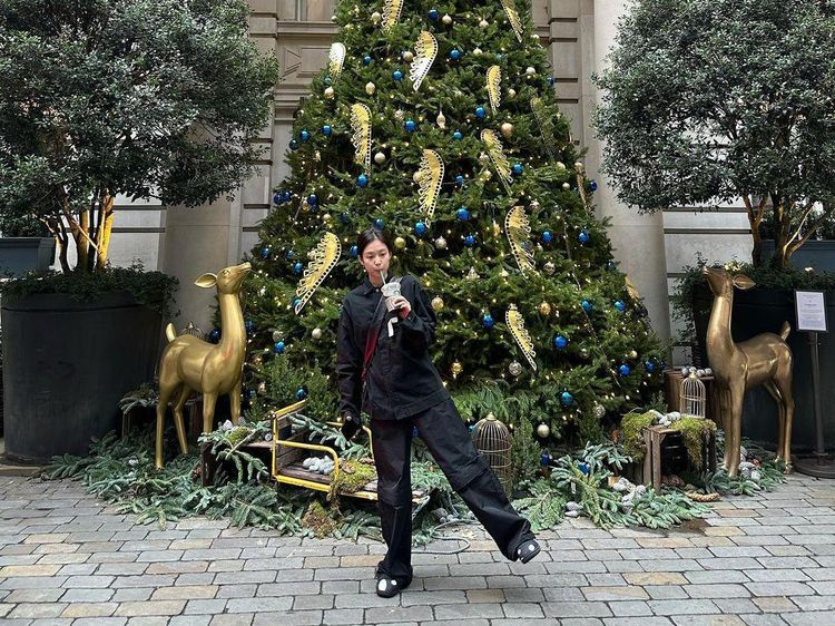 Jennie BLACKPINK Seru Kulineran, Ini Momennya Saat Ngopi dan Makan Burger