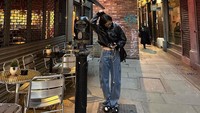 Saat berada di luar negeri, Jennie juga kerap membagikan foto kerennya. Salah satunya ketika berada di depan sebuah kafe. Foto: Instagram