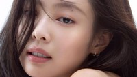 Jennie BLACKPINK kembali menjadi sorotan setelah rumor tentang dirinya putus dengan V BTS ramai diperbincangkan. Jennie saat ini disibukkan dengan kegiatan individu dan baru saja memperbarui kontraknya bersama YG Entertainment. Foto: Instagram