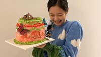 Saat ulang tahun beberapa waktu lalu, Jennie mengunggah momennya bersama kue ulang tahun. Ia menampilkan senyum manisnya. Foto: Instagram