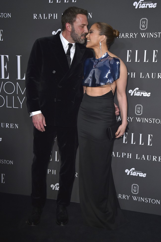 JLo datang tak sendiri karena didampingi sang suami, aktor Ben Affleck. Keduanya bahkan sempat memamerkan kemesraan saat berpose bersama.  (Foto: Jordan Strauss/Invision/AP)