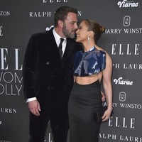 JLo datang tak sendiri karena didampingi sang suami, aktor Ben Affleck. Keduanya bahkan sempat memamerkan kemesraan saat berpose bersama.  (Foto: Jordan Strauss/Invision/AP)