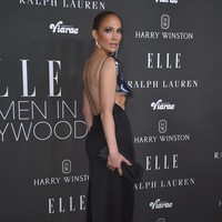 Perempuan 54 tahun itu kemudian memadukan atasan tersebut dengan rok tinggi yang memiliki potongan berbentuk kurva pada garis pinggang. Di situs Grace Ling, bawahan bernama High-waisted Crescent Maxi itu dijual seharga US$ 1.295 atau sekitar Rp 20 juta. (Foto: Jordan Strauss/Invision/AP)