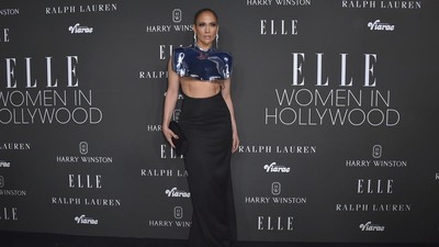 Foto: Gaya JLo Pakai Gaun Underboob Antipeluru, Elegan dan Seksi