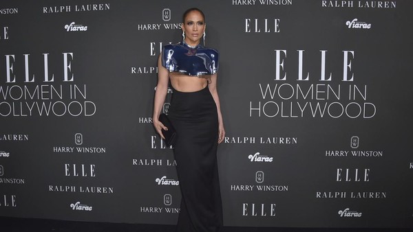 Foto: Gaya JLo Pakai Gaun Underboob Antipeluru, Elegan dan Seksi