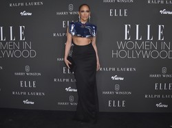 Foto: Gaya JLo Pakai Gaun Underboob Antipeluru, Elegan dan Seksi