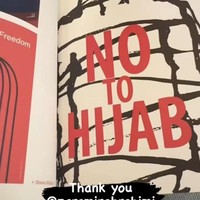 Dalam postingannya, terlihat gambar menyerupai wanita yang memang tidak berambut. Di atasnya tertulis NO TO HIJAB. Ia lalu menyematkan terima kasih kepada Zahra Amir Ebrahimi yang merupakan aktris, produser, dan sutradara asal Iran-Prancis. Foto: Instagram