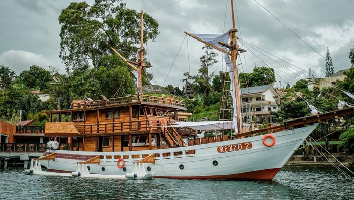 Kapal pinisi di Danau Toba (Kemeparekraf.go.id)