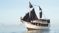 Kapal Pinisi Flores Utama Indah saat mengarungi perairan Sumenep, Madura/Foto: Suki/detikJatim