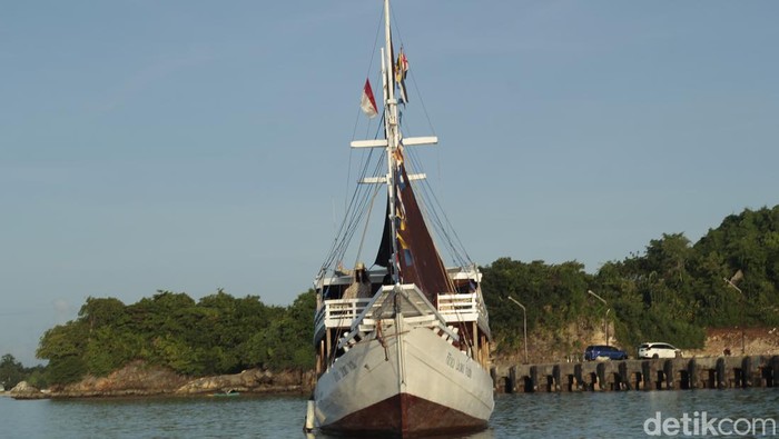 Kapal Pinisi Saat Jelajah Nusa Senin (14/3/2022), Disbudpar Jatim menggelar acara bertajuk Jelajah Nusa, berburu keindahan di pulau-pulau terluar Madura. Penjelajahan tersebut menggunakan Kapal Pinisi.