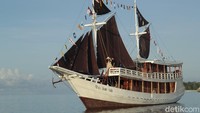 Kapal Pinisi Flores Utama Indah di perairan Sumenep, Madura, tampak dari samping/Foto: Suki/detikJatim