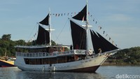 Kapal Pinisi Flores Utama Indah dengan latar Pulau Kangean, Sumenep, Madura/Foto: Suki/detikJatim