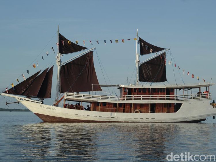 Gagahnya Kapal Pinisi Saat Berburu Keindahan di Pulau-pulau Terluar Madura
