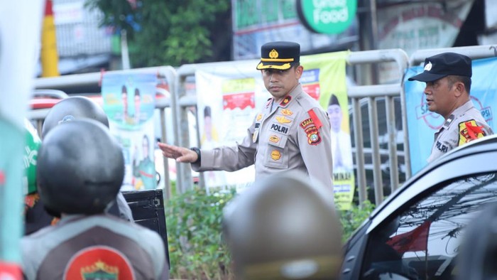 Kapolsek Mampang Prapatan Kompol David Kanitero turun mengatur lalin di Jalan Tendean yang macet imbas truk BBM mogok.