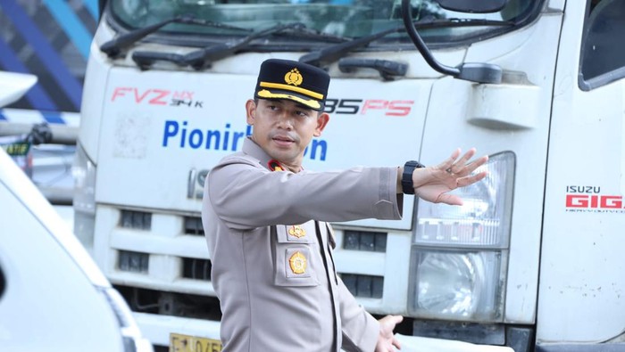Kapolsek Mampang Prapatan Kompol David Kanitero turun mengatur lalin di Jalan Tendean yang macet imbas truk BBM mogok.