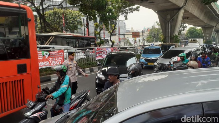 Kapolsek Mampang Prapatan Kompol David Kanitero turun mengatur lalin macet di Tendean imbas truk BBM mogok.