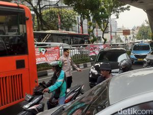 Truk BBM Melintang di Tendean Belum Dievakuasi, TransJ Tak Bisa Melintas