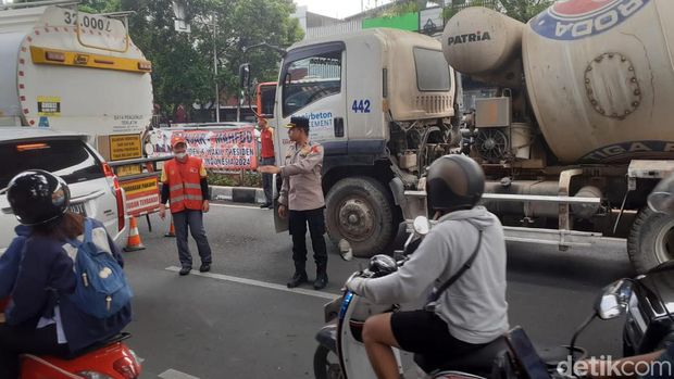 Kapolsek Mampang Prapatan Kompol David Kanitero turun mengatur lalin macet di Tendean imbas truk BBM mogok.