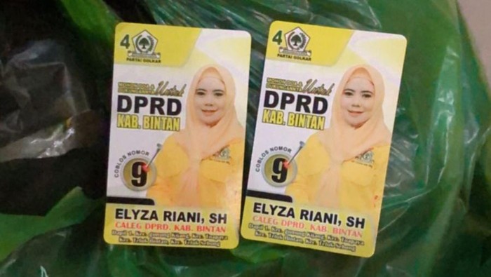 Kartu nama caleg Partai Golkar berada di paket sembako Baznas Bintan yang dibagikan ke kaum dhuafa. (Foto viral)