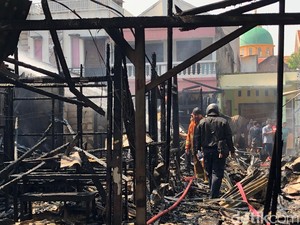 5 Mobil Damkar Dikerahkan, Ini Penyebab Kebakaran Pasar Baru II Gresik