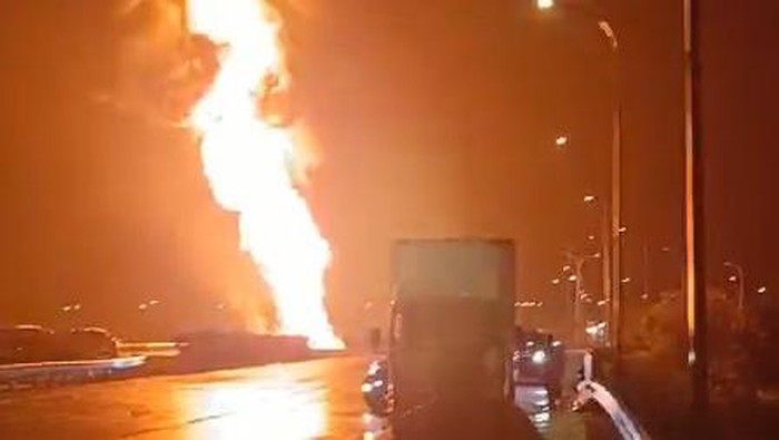 Kebakaran truk tangki di Tol Jombang-Mojokerto.