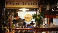 Berbeda dengan dulu, kini telah banyak kedai-kedai kopi modern di Natuna. Hal ini tentunya tak lepas dari usaha para pelaku usaha coffee shop di Natuna, seperti yang dilakukan pemilik kedai kopi Sepertiga Malam, Heri Sandi.