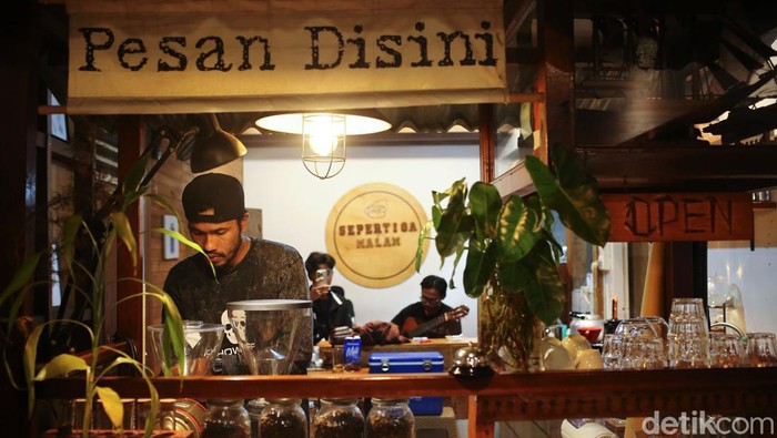 Kedai Kopi Sepertiga Malam di Natuna Jika anda sedang melakukan perjalanan dinas atau wisata ke Natuna, jangan lupa mampir ke Kedai Kopi Sepertiga Malam. Kedai kopi Sepertiga Malam ini didirikan oleh Sandi sejak 2018 silam. Salah satu tujuannya adalah untuk mengubah stigma negatif tentang kedai kopi di masyarakat.