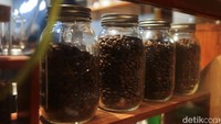 Tak hanya menghapus stigma negatif coffee shop, Sepertiga Malam juga menjadi coffee shop pertama yang menggunakan biji kopi-kopi Nusantara.