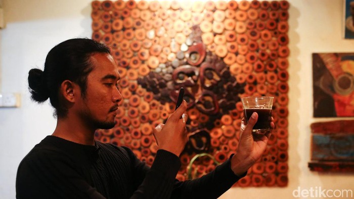 Jika anda sedang berwisata ke Natuna, jangan lupa mampir ke Kedai Kopi Sepertiga Malam. Coffee Shop itu hadir untuk mengubah stigma negatif tentang kedai kopi.