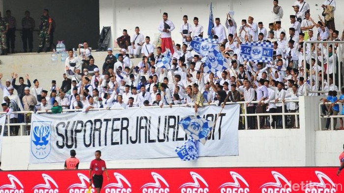 Kehadiran para santri dari berbagai ponpes di Kota Semarang yang turut mendukung PSIS di Liga 1 2023/2024.