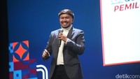 Ali Akbar mengambil alih panggung #DemiIndonesia Cerdas Memilih lewat materi khas yang sanggup membuat penonton tertawa.