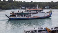 Sejumlah penumpang berada di atas kapal KMP Satria Pratama rute Kuala Tungkal, Jambi ? Batam melintas di perairan Pelabuhan Telaga Punggur, Batam, Kepulauan Riau, Kamis (7/12/2023).