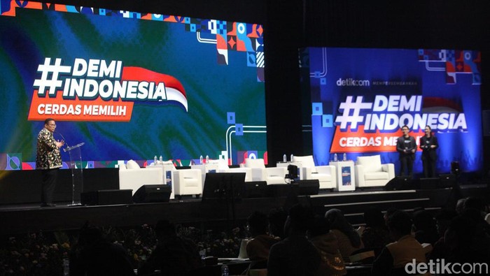 Ketua Bawaslu Beri Sambutan di #DemiIndonesia Cerdas Memilih Ketua Bawaslu RI Rahmat Bagja memberi sambutan dalam acara #DemiIndonesia Cerdas Memilih yang digelar di The Kasablanka Hall, Kota Kasablanka, Jakarta Selatan, Kamis (7/12/2023).