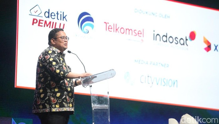 Ketua Bawaslu RI Rahmat Bagja memberi sambutan dalam acara #DemiIndonesia Cerdas Memilih yang digelar di The Kasablanka Hall, Kota Kasablanka, Jakarta Selatan, Kamis (7/12/2023).