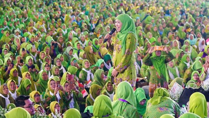Gubernur Jawa Timur Khofifah Indar Parawansa yang juga Ketua Umum PP Muslimat NU menyatu bersama 15 ribu jamaah Muslimat NU dalam gelaran Dzikir, Sholawat dan Doa yang digelar dalam rangka menyambut Hari Ibu Tahun 2023 di Jatim International Expo, Kamis (7/12/2023).