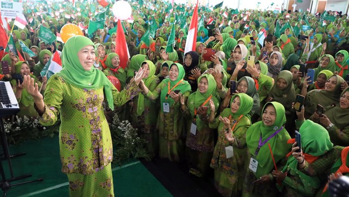 Gubernur Jawa Timur Khofifah Indar Parawansa yang juga Ketua Umum PP Muslimat NU menyatu bersama 15 ribu jamaah Muslimat NU dalam gelaran Dzikir, Sholawat dan Doa yang digelar dalam rangka menyambut Hari Ibu Tahun 2023 di Jatim International Expo, Kamis (7/12/2023).