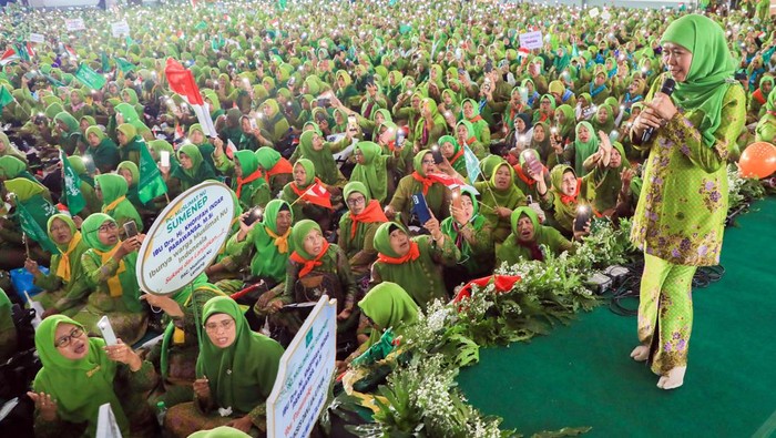 Gubernur Jawa Timur Khofifah Indar Parawansa yang juga Ketua Umum PP Muslimat NU menyatu bersama 15 ribu jamaah Muslimat NU dalam gelaran Dzikir, Sholawat dan Doa yang digelar dalam rangka menyambut Hari Ibu Tahun 2023 di Jatim International Expo, Kamis (7/12/2023).