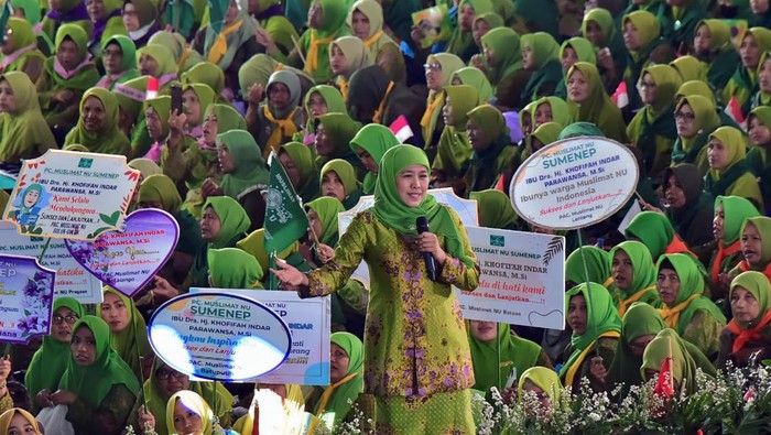 Khofifah doa bersama dengan 15 ribu Muslimat NU Gubernur Jawa Timur Khofifah Indar Parawansa yang juga Ketua Umum PP Muslimat NU menyatu bersama 15 ribu jamaah Muslimat NU dalam gelaran Dzikir, Sholawat dan Doa yang digelar dalam rangka menyambut Hari Ibu Tahun 2023 di Jatim International Expo, Kamis (7/12/2023).