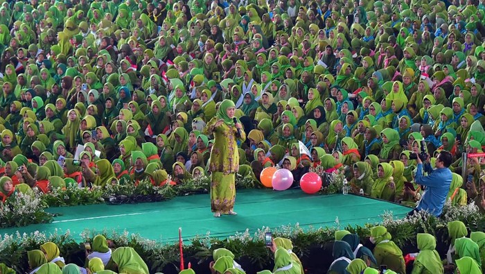 Gubernur Jawa Timur Khofifah Indar Parawansa yang juga Ketua Umum PP Muslimat NU menyatu bersama 15 ribu jamaah Muslimat NU dalam gelaran Dzikir, Sholawat dan Doa yang digelar dalam rangka menyambut Hari Ibu Tahun 2023 di Jatim International Expo, Kamis (7/12/2023).