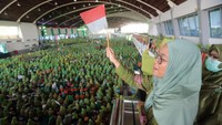 Tampak lautan kader Muslimat memenuhi gedung Jatim Expo. Di antara mereka juga ada yang mengibarkan merah putih.