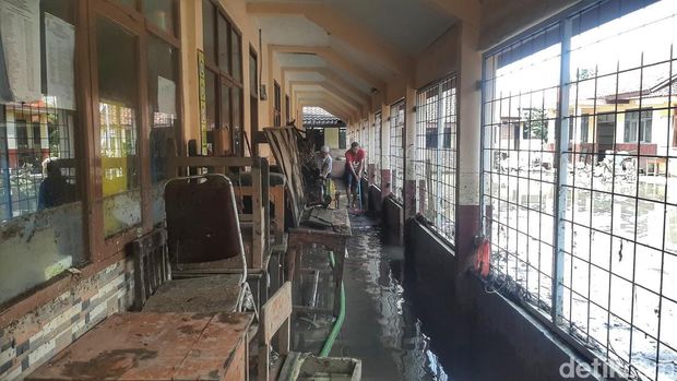Kondisi SDN Baturengat 01 Bandung usai terendam banjir dan lumpur akibat tanggul sungai jebol.