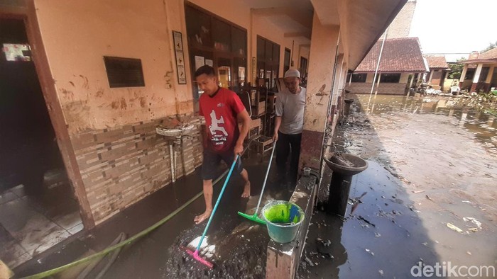 Kondisi SDN Baturengat 01 Bandung usai terendam banjir dan lumpur akibat tanggul sungai jebol.