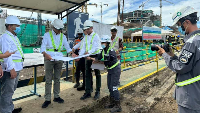 Capres nomor Urut 3 Ganjar Pranowo menyambangi Ibu Kota Negara (IKN) Nusantara di Kalimantan Timur (Kaltim). Ganjar mengunjungi lokasi proyek pembangunan Istana Negara di IKN.