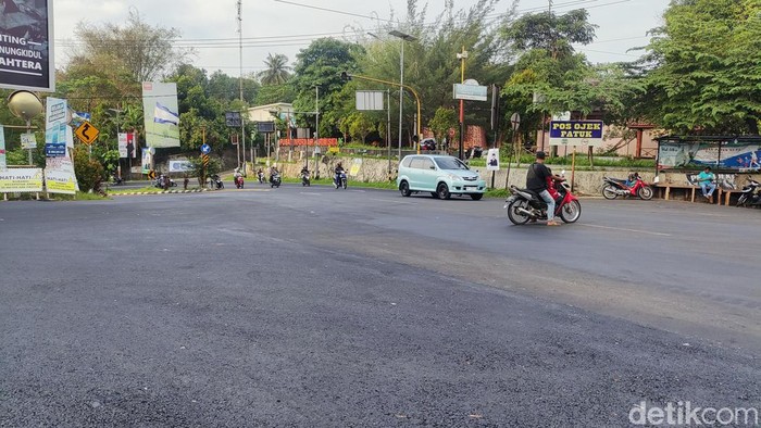 Kondisi lalu lintas di perempatan Patuk, Gunungkidul, Kamis sore (7/12/2023).