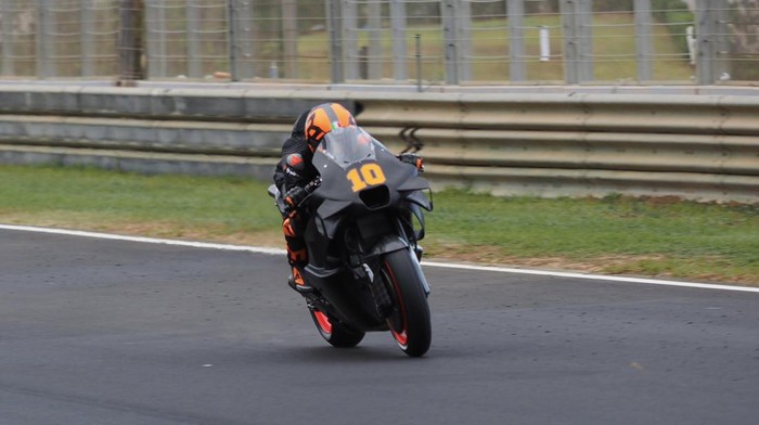 Luca Marini menunggangi Honda
