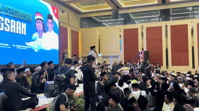 Mahfud Md hadiri acara salawat dan istighosa kebangsaan di World Trade Center, Kuala Lumpur.