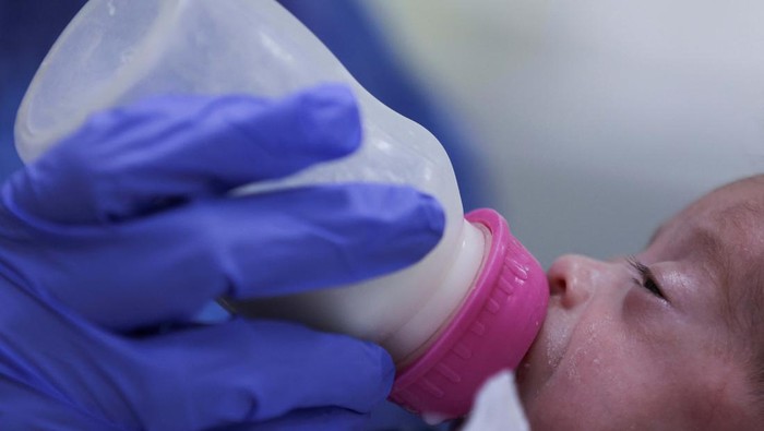 A premature Palestinian baby who was evacuated from Gaza amid the ongoing conflict between Israel and the Palestinian Islamist group Hamas, sleeps in an incubator while receiving treatment at the New Administrative Capital (NAC) Hospital, in the east of Cairo, Egypt, December 6, 2023. REUTERS/Amr Abdallah Dalsh REFILE - QUALITY REPEAT
