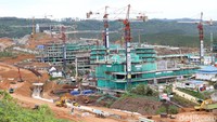 Alat berat terus bekerja untuk merampungkan proyek pembangunan ibu kota negara (IKN) Nusantara di Kalimantan Timur, Kamis (7/12/20223).